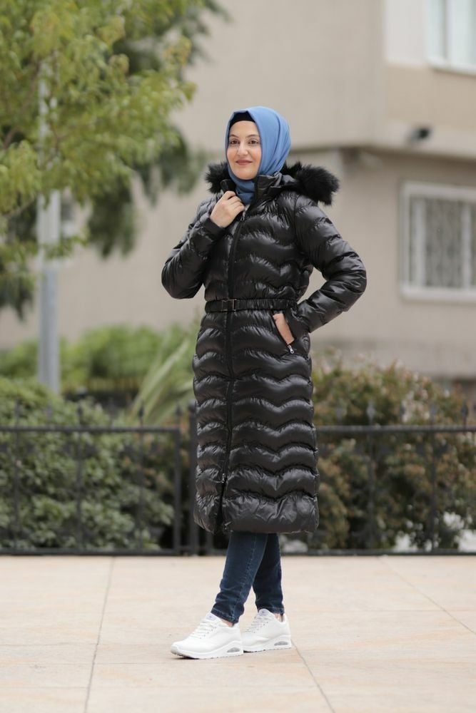 Kapüşonu Püsküllü Su Geçirmez Şişme Mont