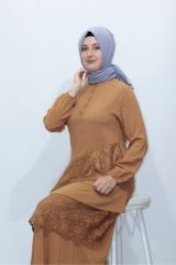 Önü Kat Kat Dantel Düğmeli Viscone Elbise