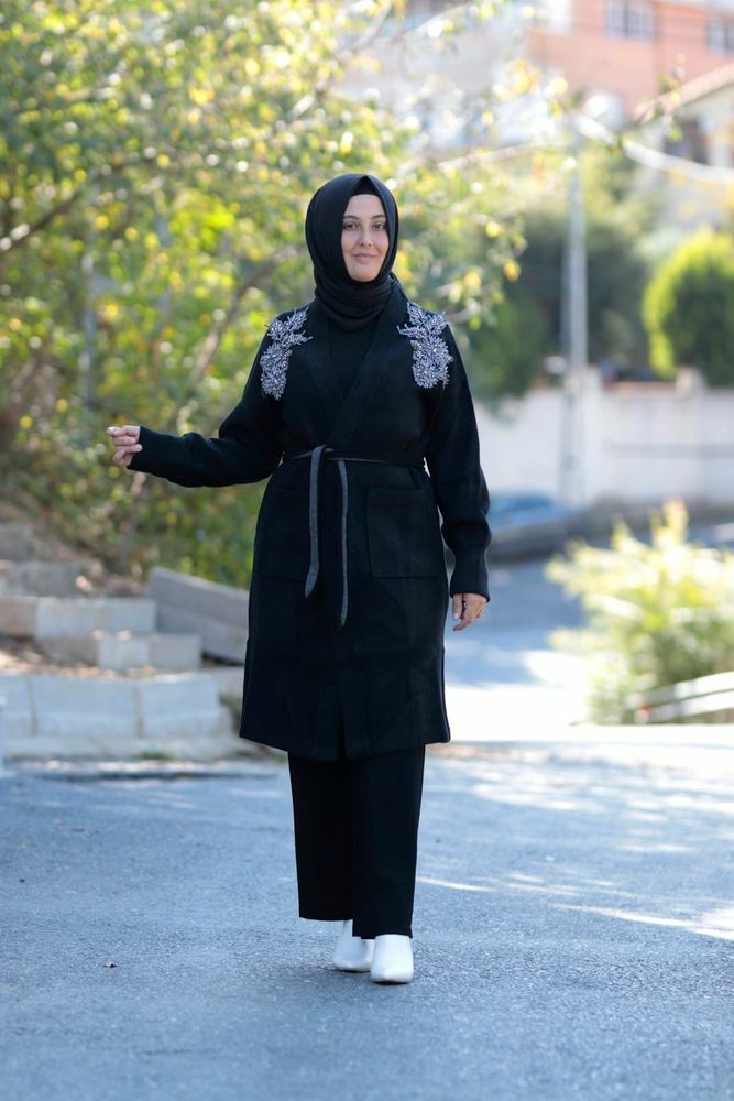 Kadın Siyah Güpür Taşlı Triko Ceket